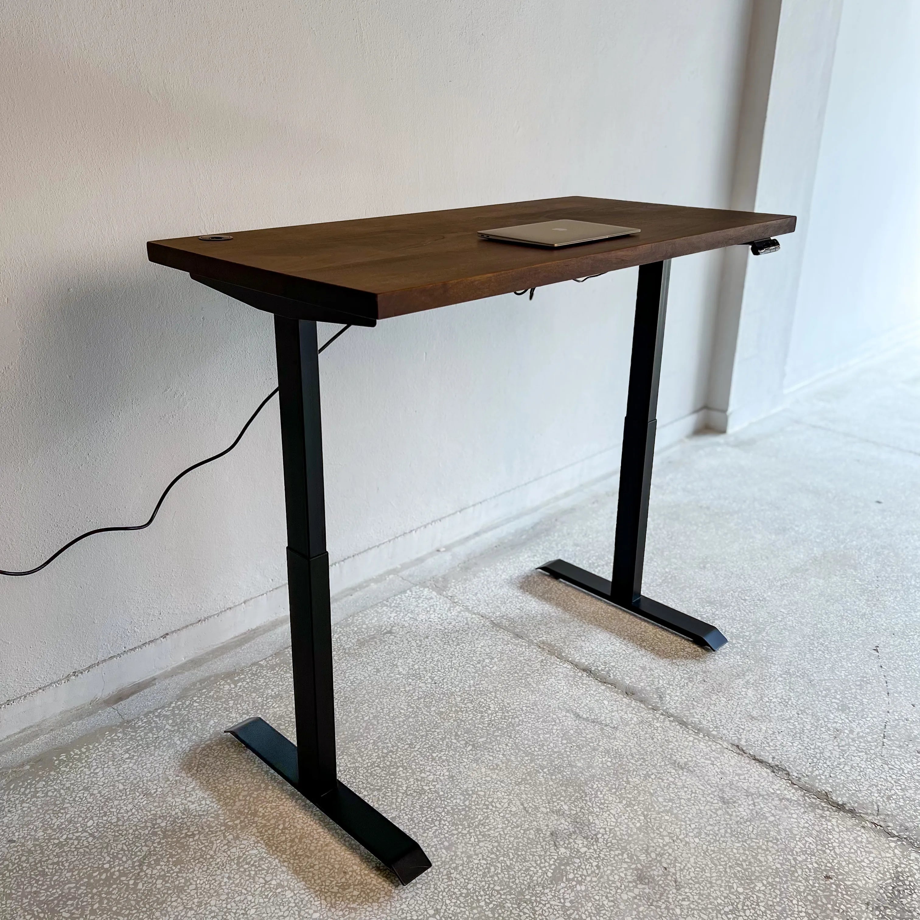 Yükseklik Ayarlı Çalışma Masası Nedir? Ergonomik Çalışma Alanı İçin Rehber